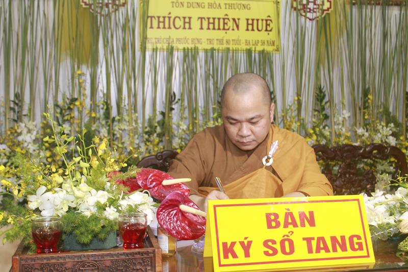 Đồng Tháp: Cung thỉnh Linh mô cố HT. Thích Thiện Huệ thăm Trường TCPH Đồng Tháp