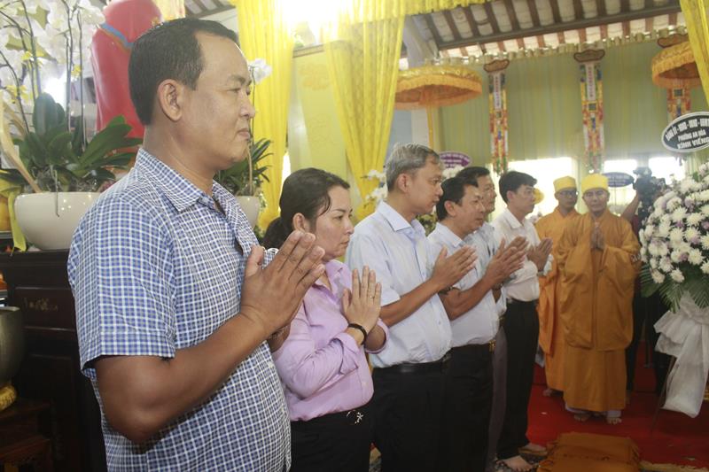 Đồng Tháp: Cung thỉnh Linh mô cố HT. Thích Thiện Huệ thăm Trường TCPH Đồng Tháp