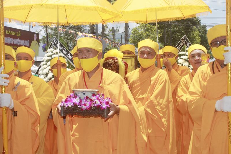 Đồng Tháp: Cung thỉnh Linh mô cố HT. Thích Thiện Huệ thăm Trường TCPH Đồng Tháp