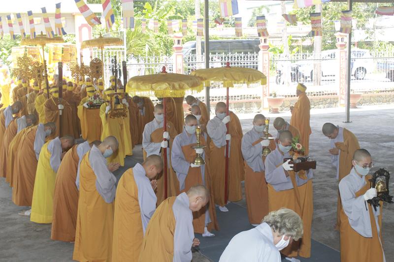 Đồng Tháp: Cung thỉnh Linh mô cố HT. Thích Thiện Huệ thăm Trường TCPH Đồng Tháp