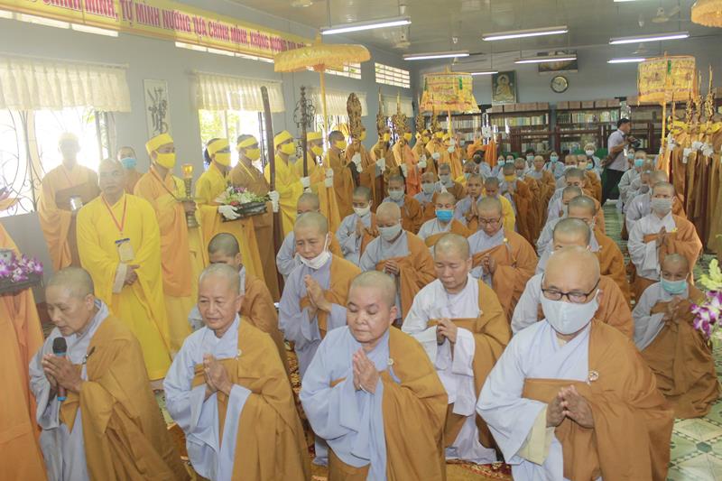 Đồng Tháp: Cung thỉnh Linh mô cố HT. Thích Thiện Huệ thăm Trường TCPH Đồng Tháp