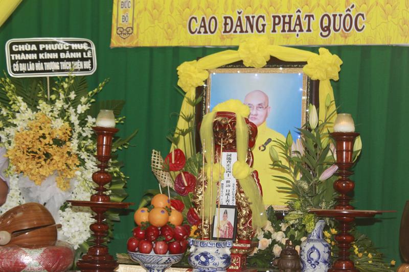 Đồng Tháp: Cung thỉnh Linh mô cố HT. Thích Thiện Huệ thăm Trường TCPH Đồng Tháp