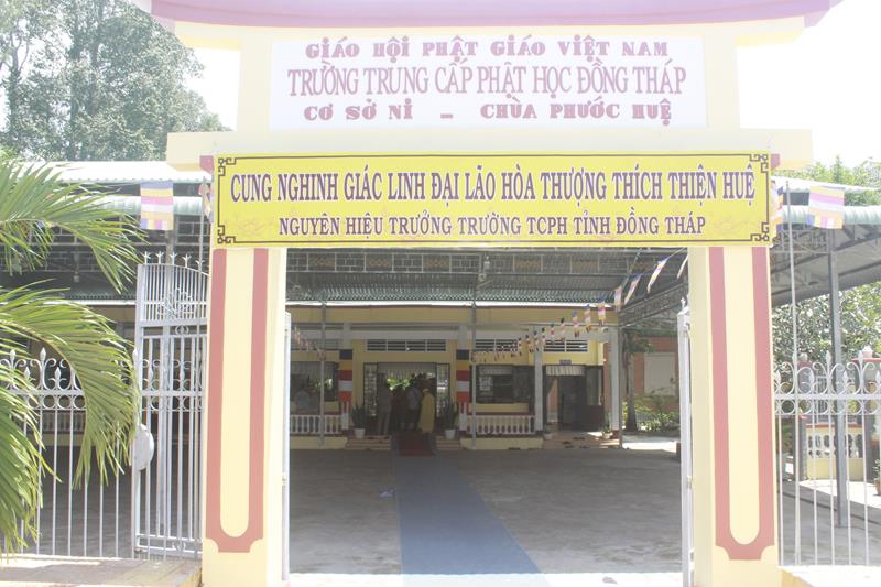 Đồng Tháp: Cung thỉnh Linh mô cố HT. Thích Thiện Huệ thăm Trường TCPH Đồng Tháp