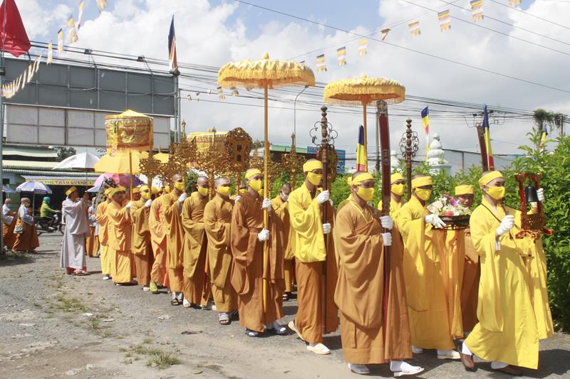 Đồng Tháp: Cung thỉnh Linh mô cố HT. Thích Thiện Huệ thăm Trường TCPH Đồng Tháp