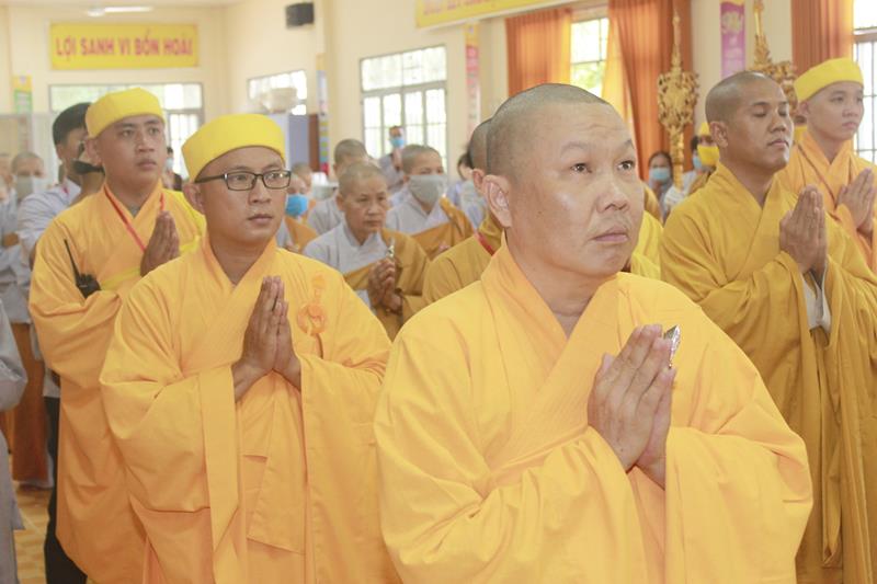 Đồng Tháp: Cung thỉnh Linh mô cố HT. Thích Thiện Huệ thăm Trường TCPH Đồng Tháp