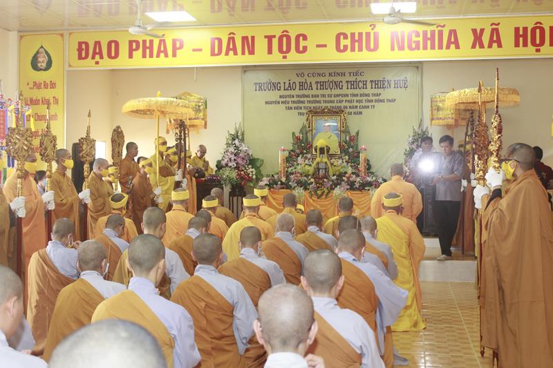Đồng Tháp: Cung thỉnh Linh mô cố HT. Thích Thiện Huệ thăm Trường TCPH Đồng Tháp