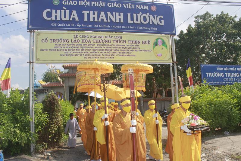 Đồng Tháp: Cung thỉnh Linh mô cố HT. Thích Thiện Huệ thăm Trường TCPH Đồng Tháp