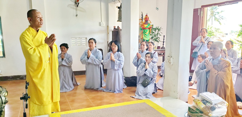 Ban TTXH Phật giáo Ninh Hòa cúng dường trường hạ