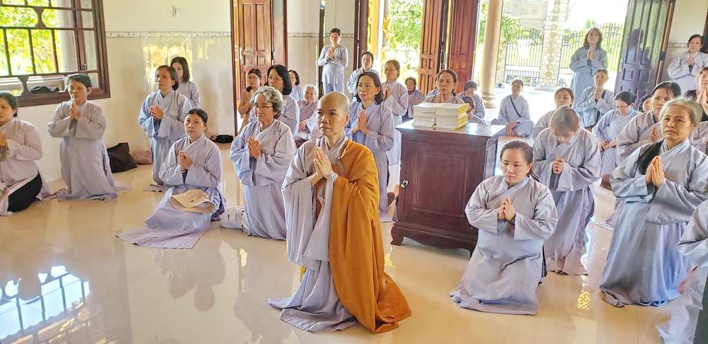 Ban TTXH Phật giáo Ninh Hòa cúng dường trường hạ