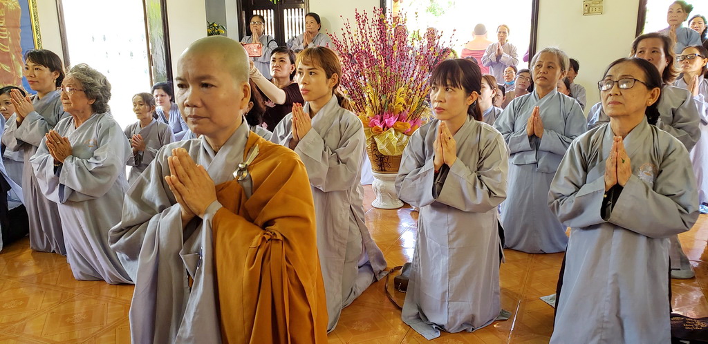 Ban TTXH Phật giáo Ninh Hòa cúng dường trường hạ