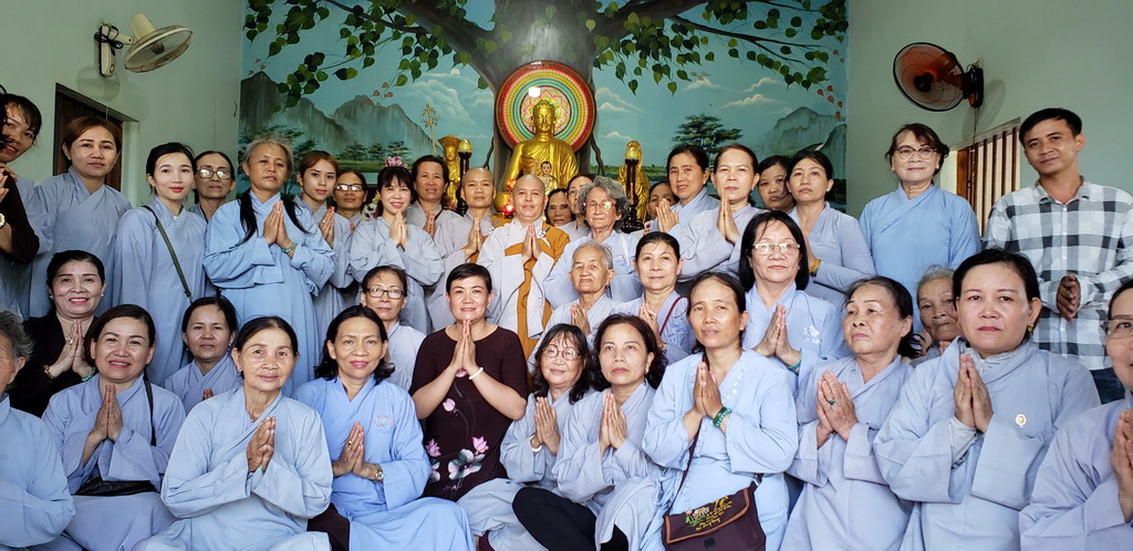 Ban TTXH Phật giáo Ninh Hòa cúng dường trường hạ