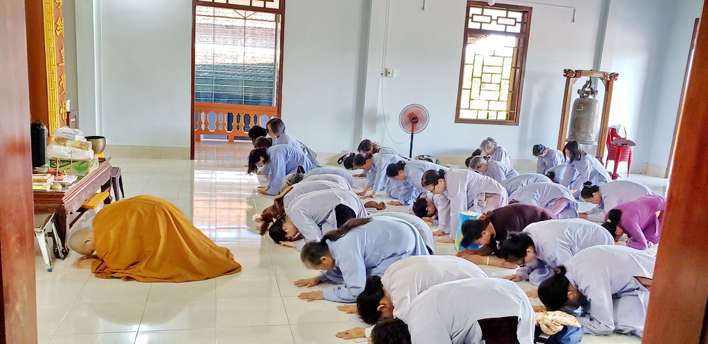 Ban TTXH Phật giáo Ninh Hòa cúng dường trường hạ