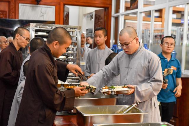 Chùm ảnh: Ăn cơm trong chánh niệm chiều ngày 15/09/2020