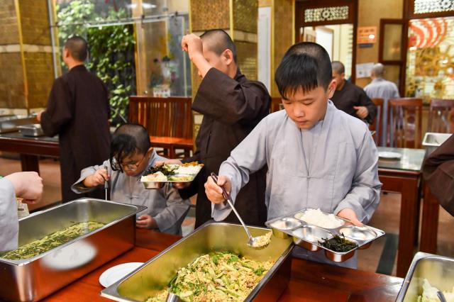 Chùm ảnh: Ăn cơm trong chánh niệm chiều ngày 15/09/2020