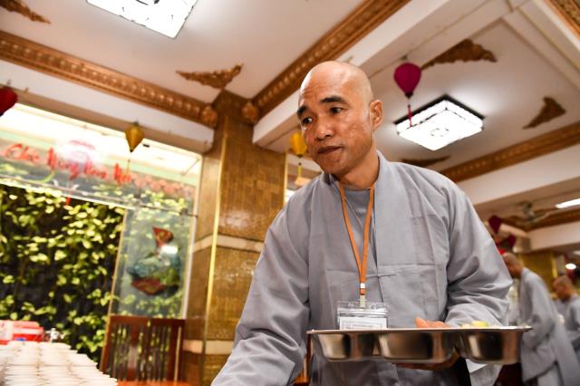 Chùm ảnh: Ăn cơm trong chánh niệm chiều ngày 15/09/2020