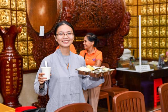 Chùm ảnh: Ăn cơm trong chánh niệm chiều ngày 15/09/2020
