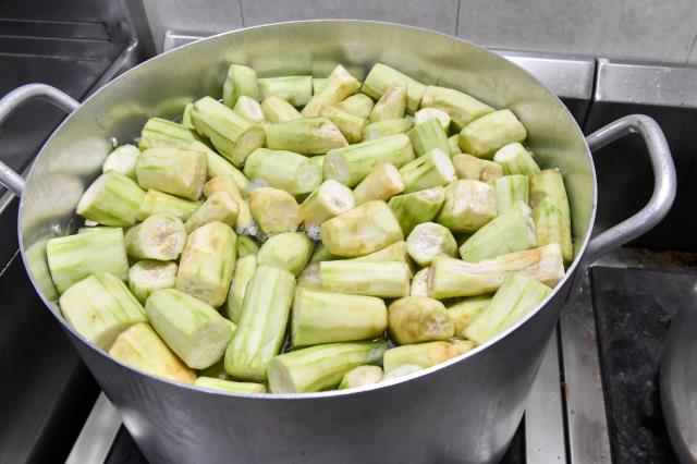 Chùm ảnh: Ăn cơm trong chánh niệm chiều ngày 15/09/2020