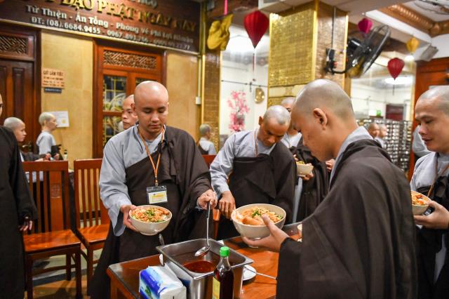 Chùm ảnh: Ăn trong chánh niệm sáng ngày 15/09/2020