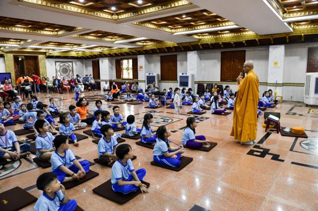 Không khí trung thu tràn ngập khóa tu Búp sen từ bi