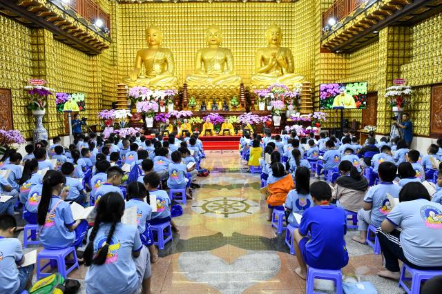 Không khí trung thu tràn ngập khóa tu Búp sen từ bi