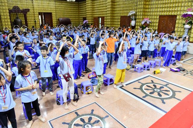 Không khí trung thu tràn ngập khóa tu Búp sen từ bi