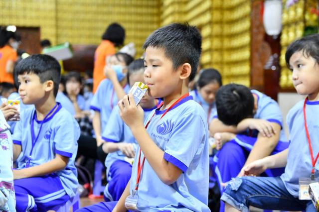 Không khí trung thu tràn ngập khóa tu Búp sen từ bi