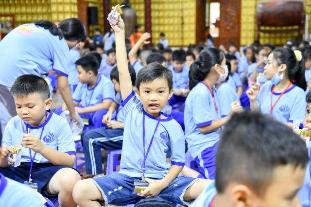 Không khí trung thu tràn ngập khóa tu Búp sen từ bi