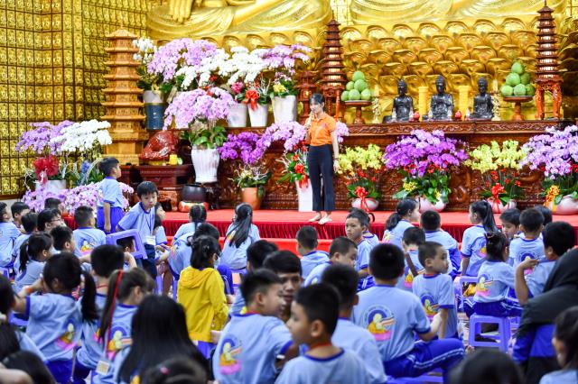 Không khí trung thu tràn ngập khóa tu Búp sen từ bi