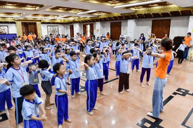 Không khí trung thu tràn ngập khóa tu Búp sen từ bi