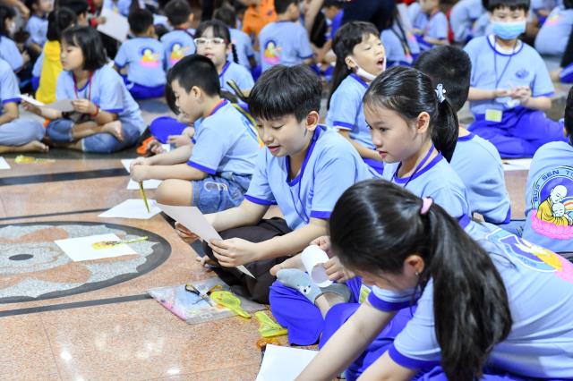 Không khí trung thu tràn ngập khóa tu Búp sen từ bi