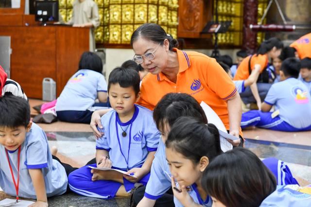Không khí trung thu tràn ngập khóa tu Búp sen từ bi