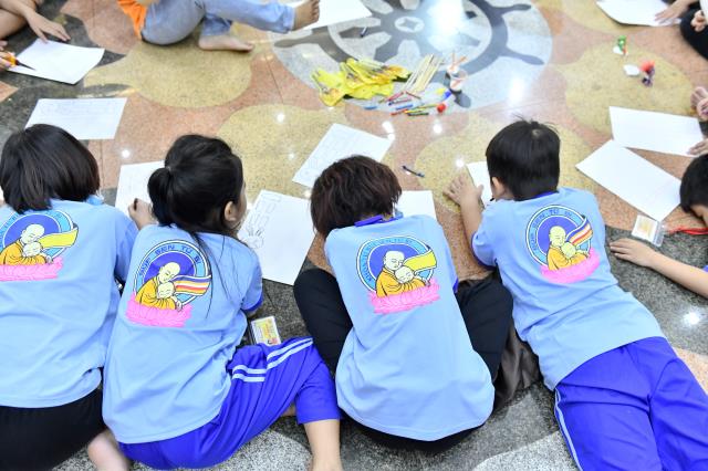 Không khí trung thu tràn ngập khóa tu Búp sen từ bi