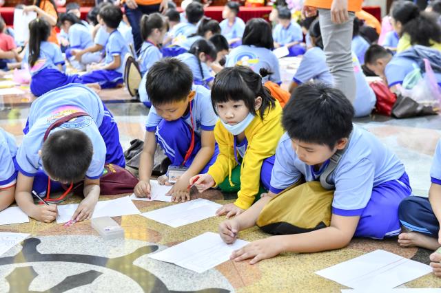 Không khí trung thu tràn ngập khóa tu Búp sen từ bi