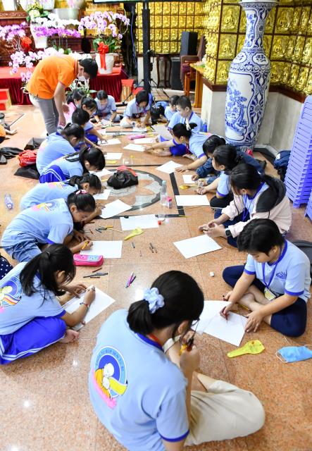 Không khí trung thu tràn ngập khóa tu Búp sen từ bi