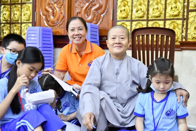 Không khí trung thu tràn ngập khóa tu Búp sen từ bi