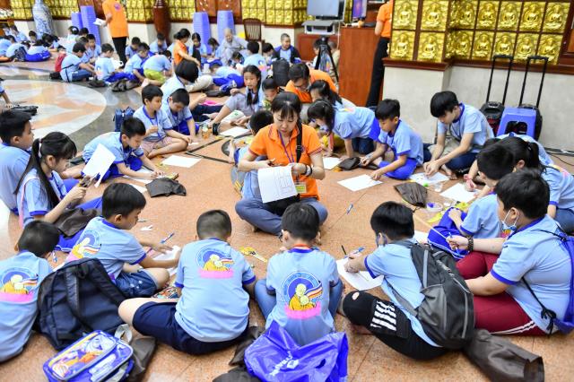 Không khí trung thu tràn ngập khóa tu Búp sen từ bi