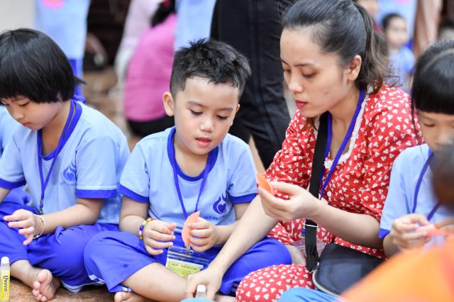 Không khí trung thu tràn ngập khóa tu Búp sen từ bi
