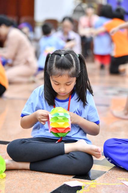 Không khí trung thu tràn ngập khóa tu Búp sen từ bi