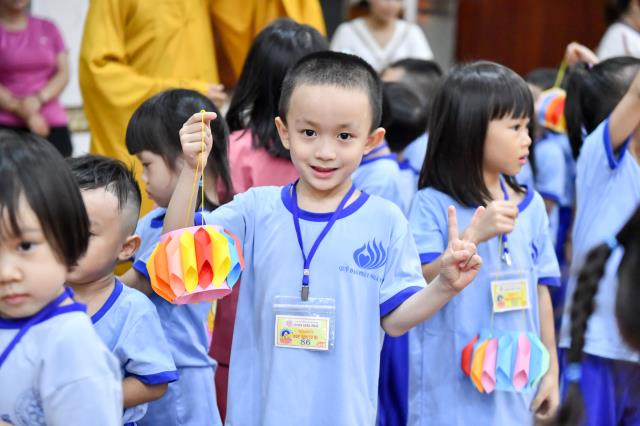Không khí trung thu tràn ngập khóa tu Búp sen từ bi