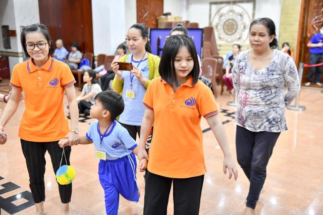Không khí trung thu tràn ngập khóa tu Búp sen từ bi