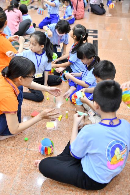 Không khí trung thu tràn ngập khóa tu Búp sen từ bi