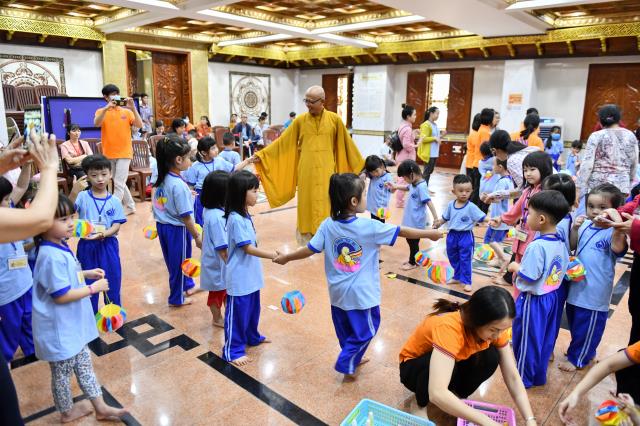 Không khí trung thu tràn ngập khóa tu Búp sen từ bi