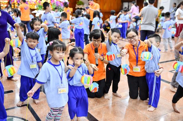 Không khí trung thu tràn ngập khóa tu Búp sen từ bi