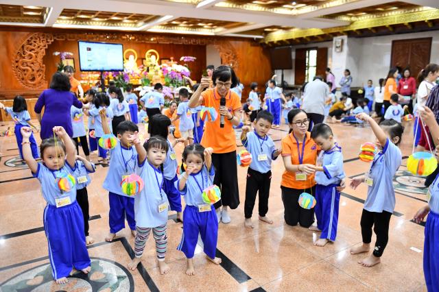 Không khí trung thu tràn ngập khóa tu Búp sen từ bi