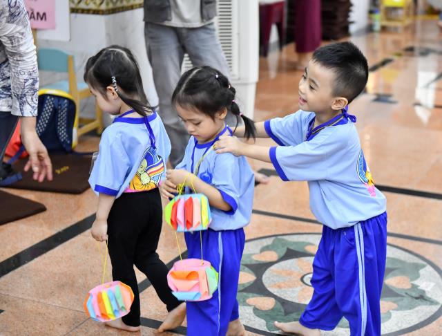 Không khí trung thu tràn ngập khóa tu Búp sen từ bi