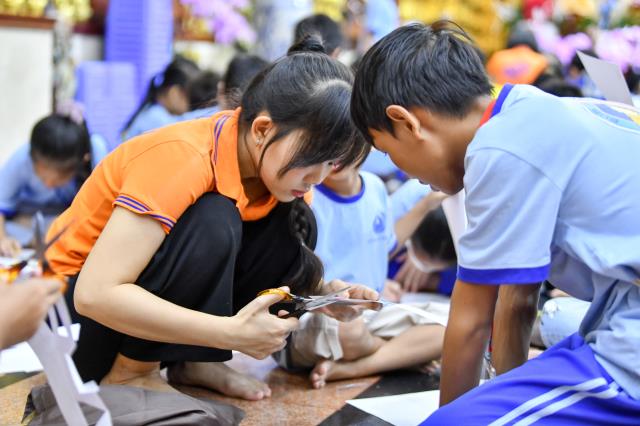 Không khí trung thu tràn ngập khóa tu Búp sen từ bi