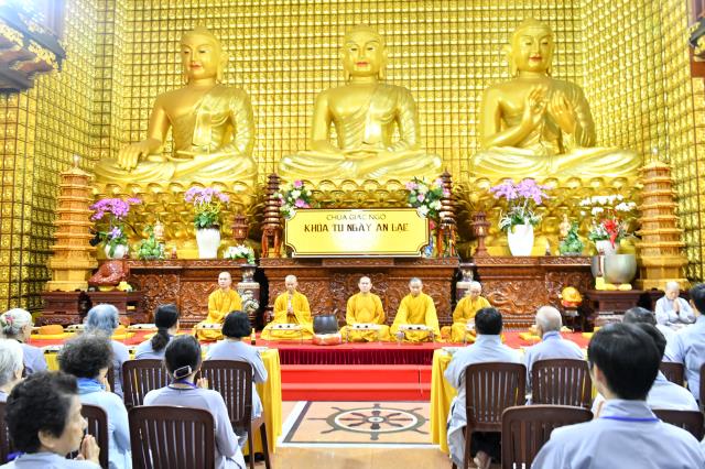 Thầy Nhật Từ trả lời các câu hỏi về bão lũ miền Trung trong khóa tu Ngày an lạc
