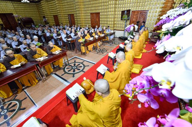 Chùm ảnh: Tụng Kinh và ngồi thiền rạng sáng ngày 15/09/2020