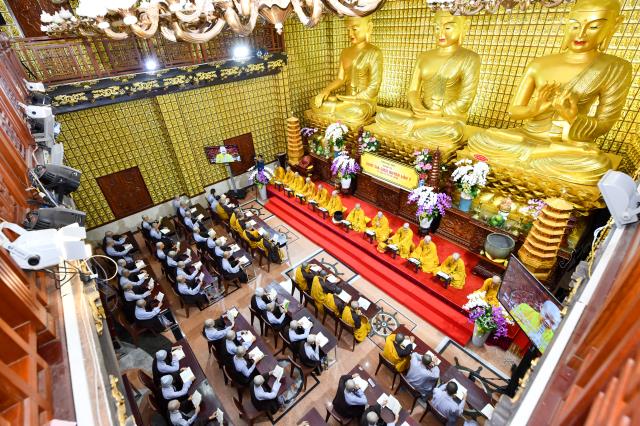 Chùm ảnh: Tụng Kinh và ngồi thiền rạng sáng ngày 15/09/2020