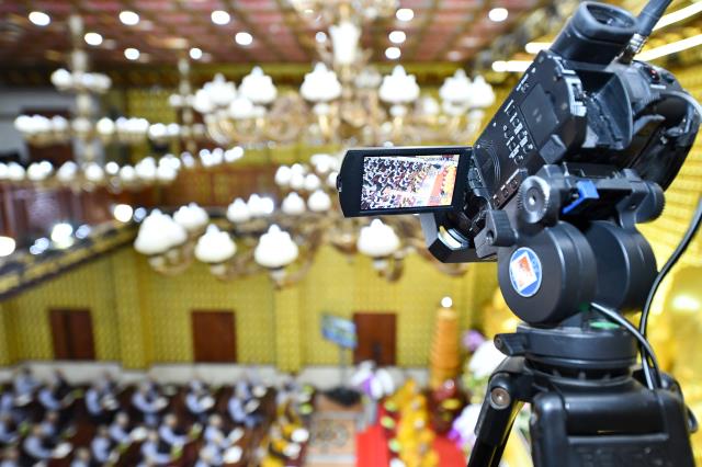 Chùm ảnh: Tụng Kinh và ngồi thiền rạng sáng ngày 15/09/2020